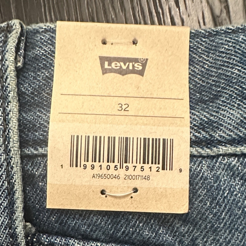 Levi’s High-Waist Mom Frayed Hem Denim Shorts - Blue - Picture 4 of 6
